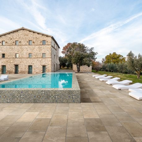 Ambientazione-Mediterranea-Byblos-outdoor-piscina2-1536×1024